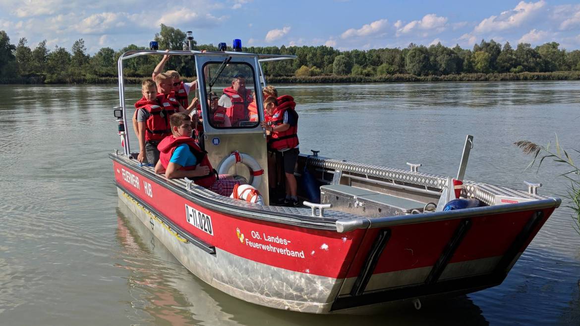 Jugendgruppe besucht Wasserwehrstützpunkt Hub