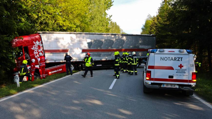 Frontalzusammenstoß von LKW und PKW auf der B 137