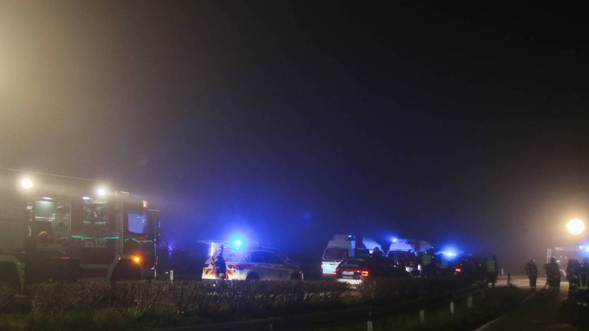 Verkehrsunfall auf nebelverhangender B137