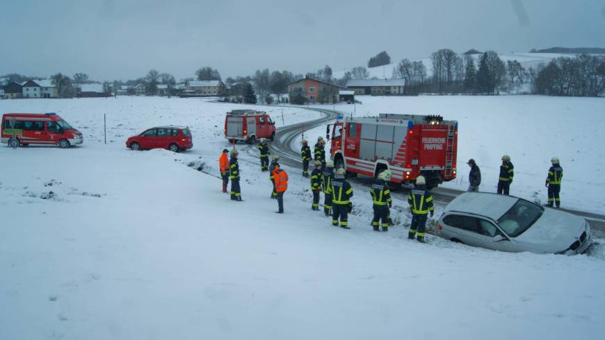 Verkehrsunfall mit eingeklemmter Person