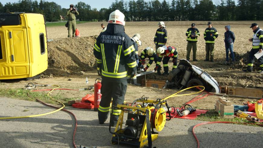 Blaulichtpower 2018 – PKW steckt in Künette