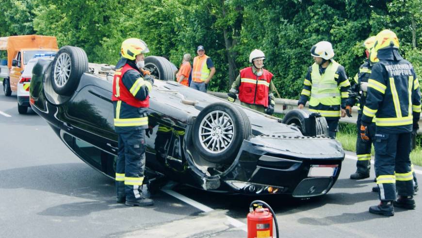 Fahrzeugüberschlag auf B137