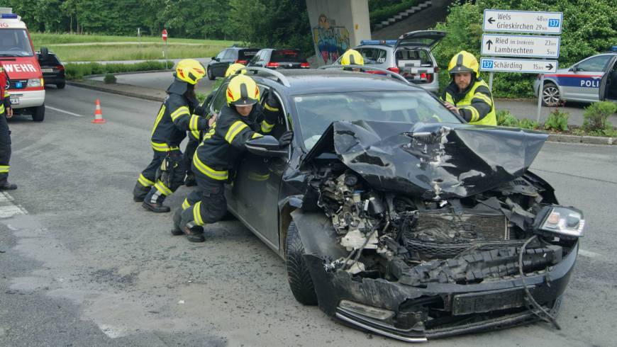 Verkehrsunfall im Kreuzungsbereich Laab