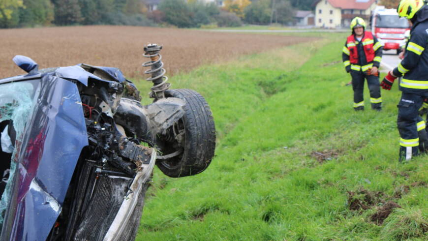 Verkehrsunfall mit eingeklemmter Person in Lambrechten