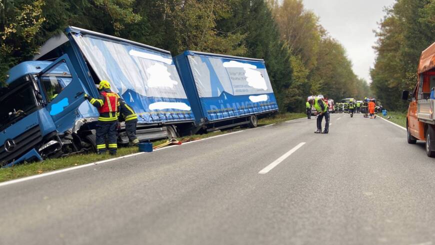 Frontalzusammenstoß von PKW und LKW auf der B137