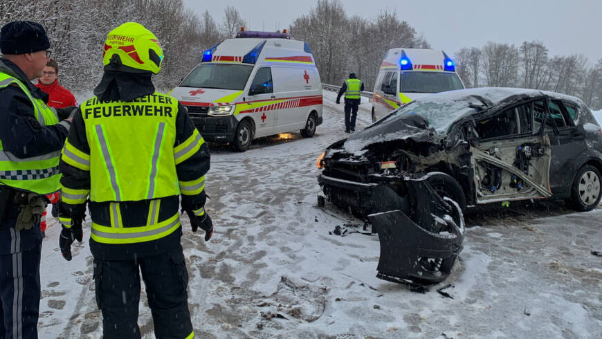 Schwerer Verkehrsunfall mit 3 Fahrzeugen