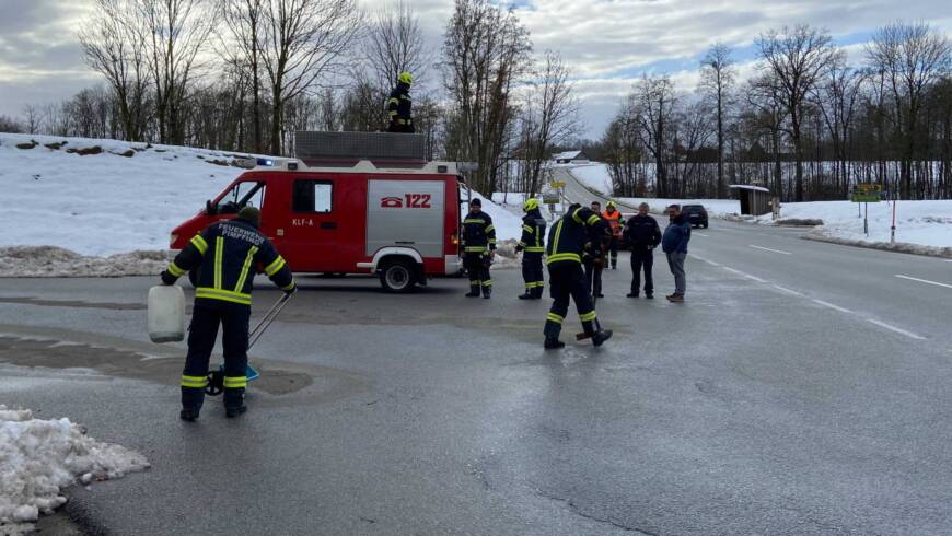 Ölspur im Kreuzungsbereich Laab