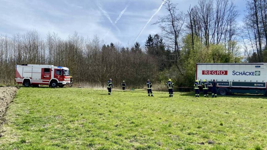 LKW Bergung auf Forstweg