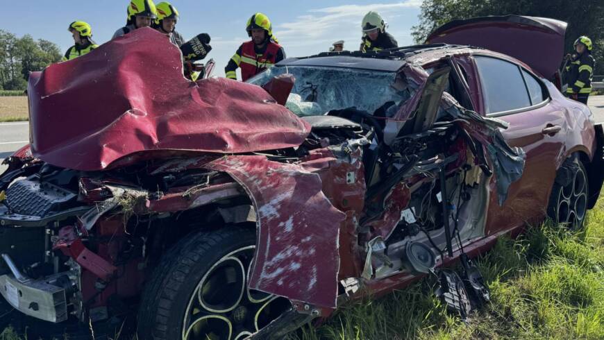 Schwerer Verkehrsunfall mit 4 Verletzten auf B137
