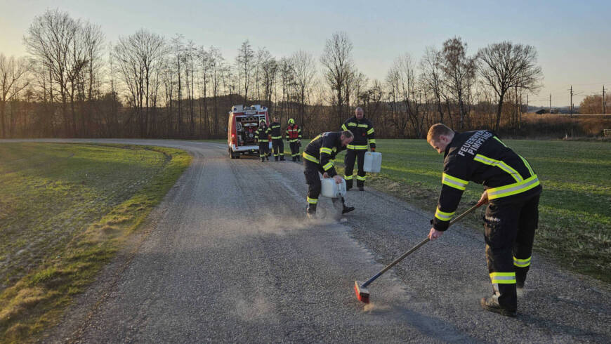 1km lange Ölspur auf Güterweg