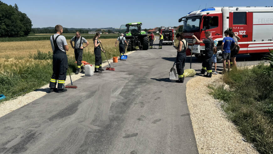 Ölspur im Kreuzungsbereich Humerleiten
